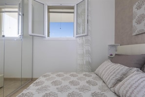 2 chambres, fer et planche à repasser