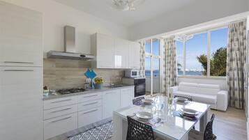 Frigorifero, microonde, piano cottura, lavastoviglie