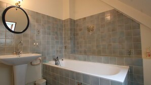 A bathroom with a sink, mirror, and bathtub. - Quiet house near Saint-Lô with fireplace and garden (Bourgvallées)
