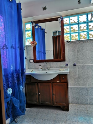 Dusche, Haartrockner, Bidet, Handtücher