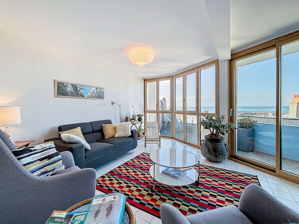 TV - Bright apartment with elevator, balcony and free wifi in Granville (Granville)