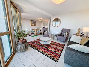 TV - Bright apartment with elevator, balcony and free wifi in Granville (Granville)