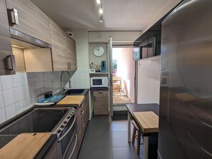 Fridge, microwave, oven, stovetop - Cozy 2BR Apartment with Balcony, Near Beach & City Center - Parking Included (Arcachon)