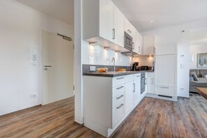 Kühlschrank, Mikrowelle, Ofen, Geschirrspüler