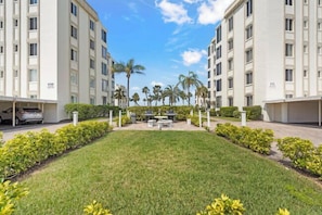 Outdoor dining - Island House Beach Resort V24 (Siesta Key)