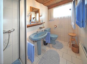 Douche, sèche-cheveux, serviettes fournies, savon