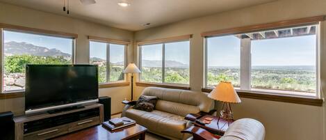 Smart-tv, pejs, dvd-afspiller, stereoanlæg