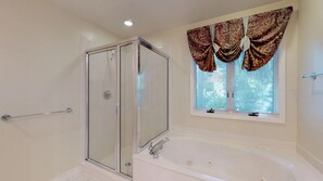 Combined shower/tub, hair dryer, towels