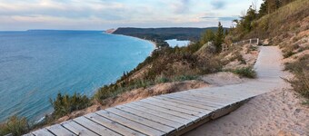 Lake Leelanau Waterfront med dock og panoramaudsigt.  Tæt på alt! 