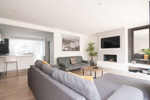 Smart TV, video games, DVD player, books - Modern Living in Old Town Stratford-upon-Avon (Stratford-upon-Avon)