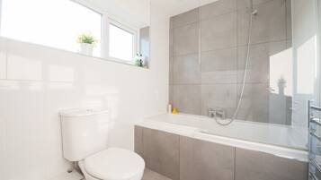 Combined shower/tub, hair dryer, towels