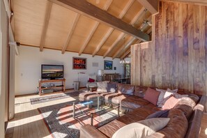Una Smart TV, una chimenea, un reproductor de DVD, libros