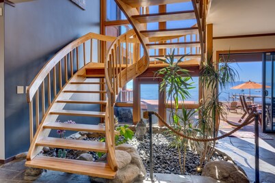 Lake Front Retreat With Your Private Beach & Hot Tub 