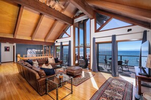 Smart-tv, een open haard, een dvd-speler en boeken