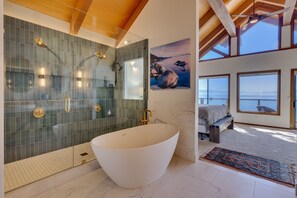 Combined shower/tub, jetted tub, hair dryer, towels