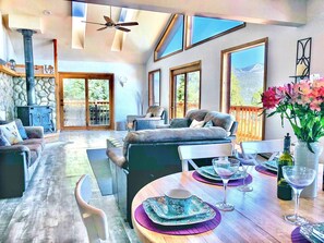 Televisión, chimenea, libros y estéreo 