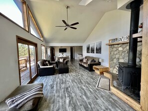 Televisión, chimenea, libros y estéreo 