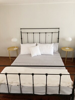 1 bedroom, free WiFi, bed sheets - Bright and beautiful Cottage near Spartanburg , Tryon Intl Eq Center, Asheville. (Chesnee)