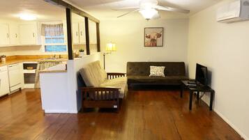 TV connectée, table de tennis de table, livres