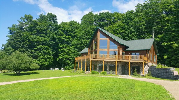 Exterior - Family-friendly log home between Harbor Springs, Petoskey, and Mackinaw Island (Pellston)