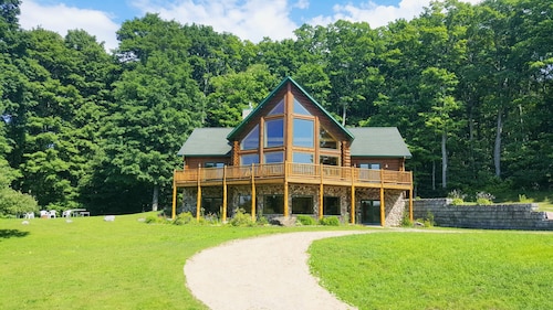 Lapsiystävällinen hirsitalo Harbor Springsin, Petoskeyn ja Mackinaw Islandin välillä