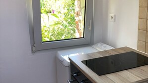 Kaffetrakter/tekoker, kjøleskap, mikrobølgeovn og ovn