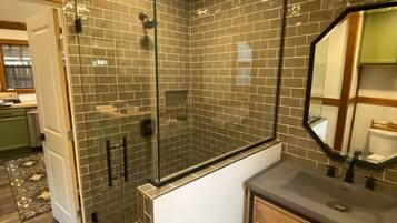 Ducha, secador de pelo, toallas y papel higiénico