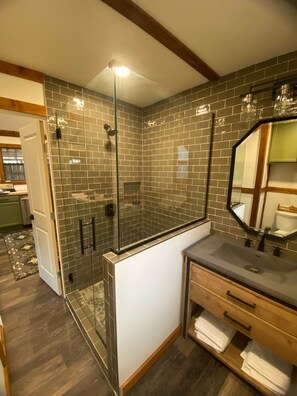 Dusche, Haartrockner, Handtücher, Toilettenpapier