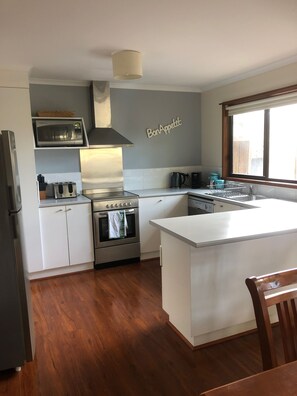 Fridge, microwave, oven, stovetop - Sophorae Cottage, St Leonard’s (St Leonards VIC)