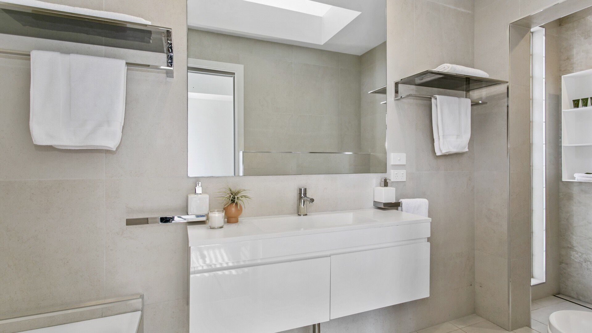 Bondi Holiday Home Garden Apartment — image 7