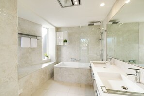 Baignoire, sèche-cheveux, serviettes fournies, savon