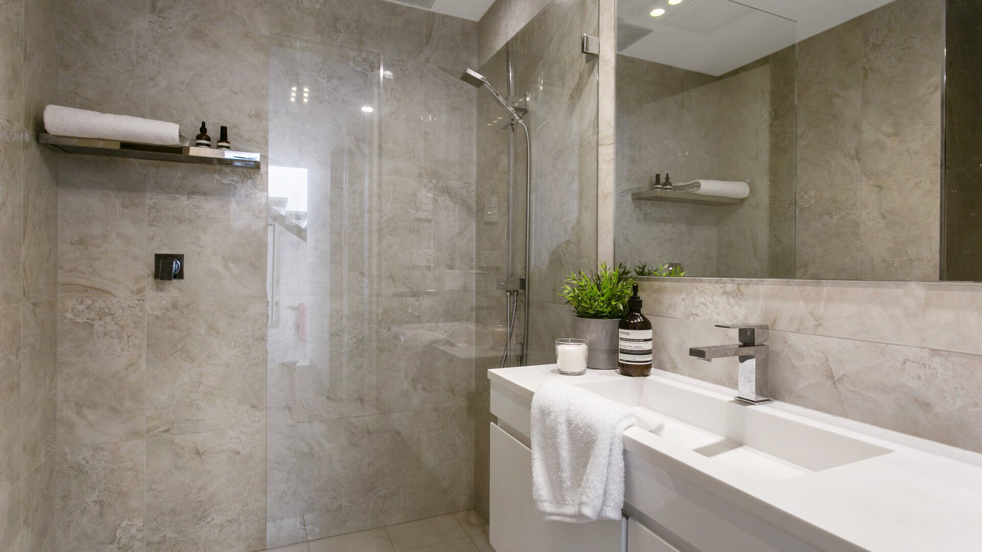 Bondi Holiday Home Garden Apartment — image 12