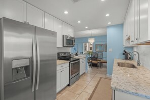 Køleskab, mikrobølgeovn, ovn, kogeplade