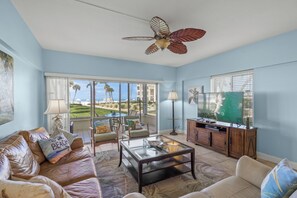 Smart TV, tavolo da calcetto, tavolo da ping pong