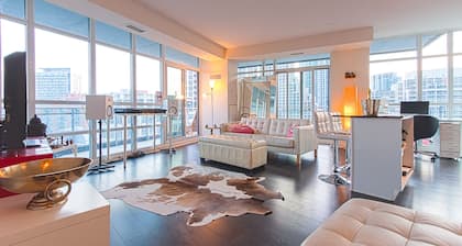 Elegant 2 BD Waterfront Condo Downtown Toronto