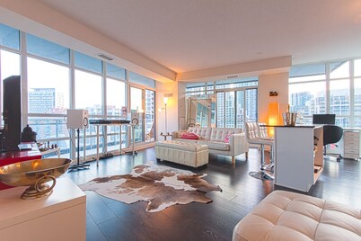 Elegant 2 BD Waterfront Condo Downtown Toronto
