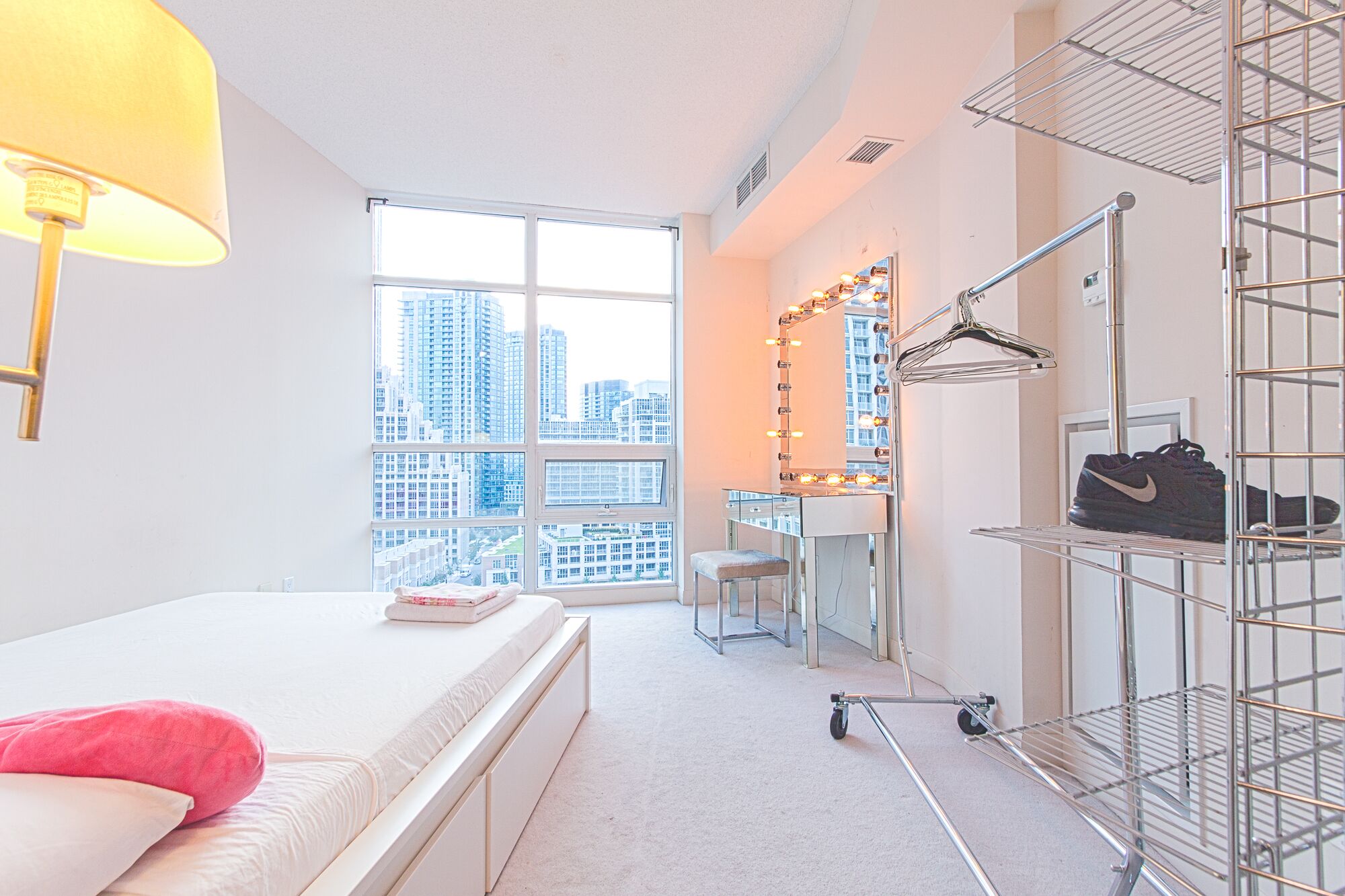 2 bedrooms, iron/ironing board, internet, bed sheets