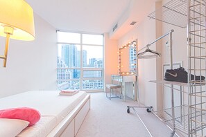2 bedrooms, iron/ironing board, Internet, bed sheets - Elegant 2 BD Waterfront Condo Downtown Toronto (Toronto)