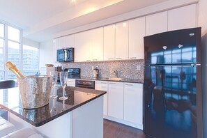 Fridge, microwave, oven, stovetop - Elegant 2 BD Waterfront Condo Downtown Toronto (Toronto)