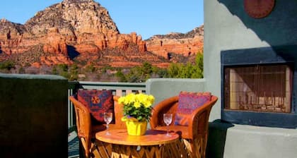 Vues spectaculaires sur le rocher rouge et le coucher de soleil Ă Sedona ~ Escapade de lune de miel ~ Spa luxueux