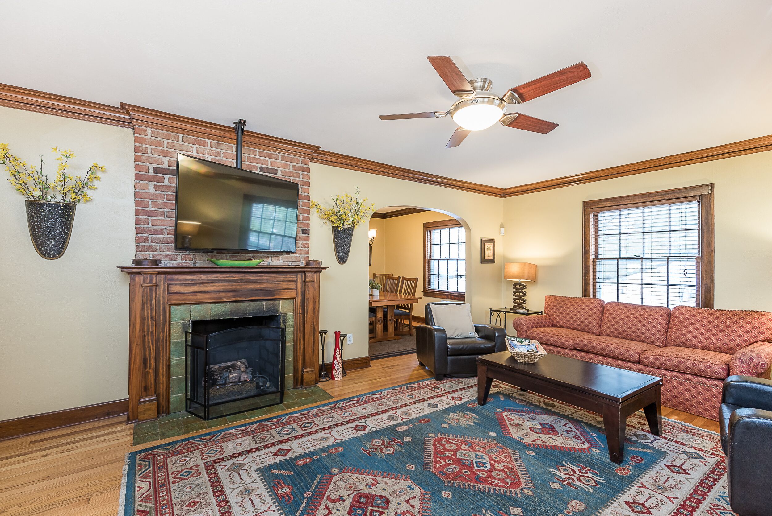 TV connectée, chemin ée, livres