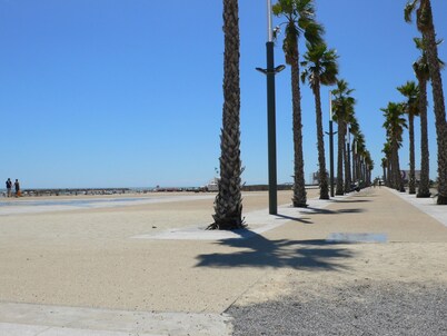 Modern 4-room villa 800m from beach with air conditioning and parking