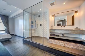 2 عدّة غرف نوم ومكتب ومكواة/لوح كي وسرير سفر