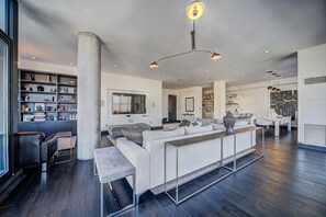 تلفزيون ذكي، كُتُب، شاشة كمبيوتر