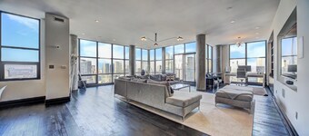 Luxury PENTHOUSE w BREATHTAKING CN TOWER VIEWS
