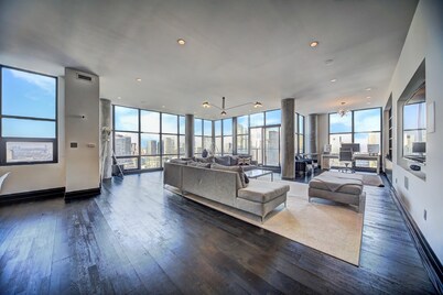 Luxury PENTHOUSE w BREATHTAKING CN TOWER VIEWS