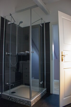 Shower, towels