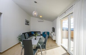 Dining - Beautiful apartment in Kastel Gomilica with WiFi (Kastel Gomilica)