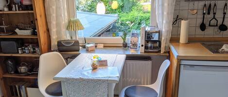 Fridge, oven, stovetop, coffee/tea maker