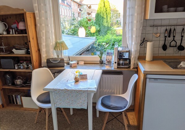 Kühlschrank, Ofen, Herdplatte, Wasserkocher mit Kaffee-/Teezubehör